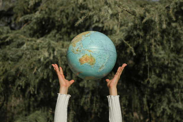 Globus trzymany w rękach kobiety.