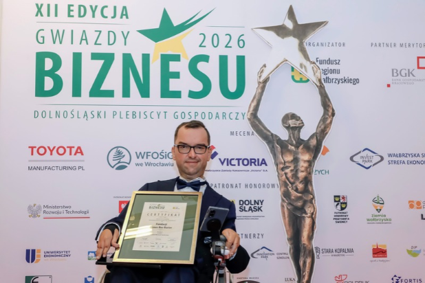 Adrian Furman na ściance plebiscytu.
